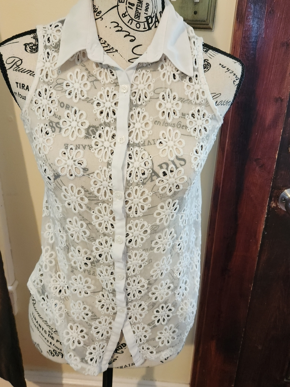 Candie's White Floral Lace Button-Down Sleeveless Shirt Small